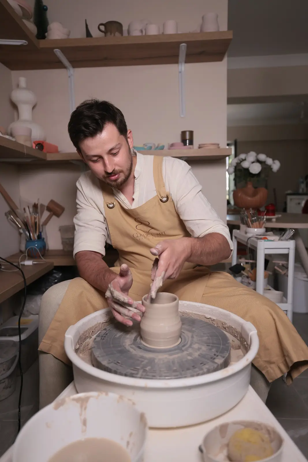 Çömlekçi tornasında seramik şekillendirme